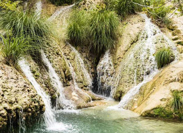 Lago de montanha e cachoeira — Fotografia de Stock