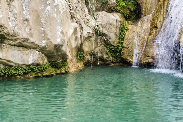 Lago de montanha e cachoeira — Fotografia de Stock