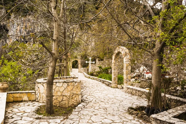 農村のギリシャ教会入り口 — ストック写真