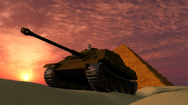 Piramit arka plan ile çölde gün batımında eski Tank — Stok fotoğraf