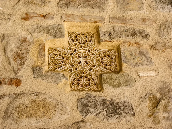 Cruz grega antiga na parede de pedra — Fotografia de Stock