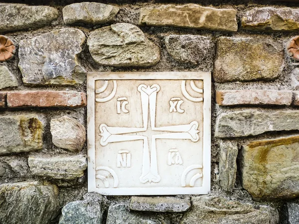 Altes griechisches Kreuz aus Marmor auf der Steinmauer — Stockfoto