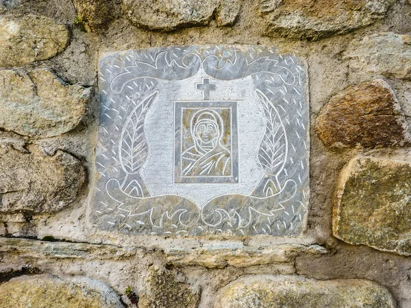 Antigua imagen de la Virgen María griega en el muro de piedra —  Fotos de Stock