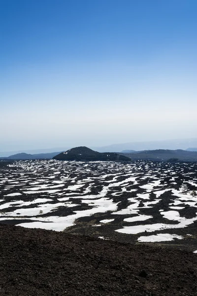 Monte Etna pico con nieve y rocas volcánicas, Sicilia, Italia —  Fotos de Stock