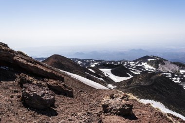 Etna Dağı zirve kar ve volkanik kayalar, Sicilya, İtalya