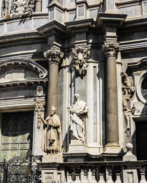 St. Peter kathedraal kerk standbeelden van de heiligen. Catania, Sicilië, Italië — Stockfoto