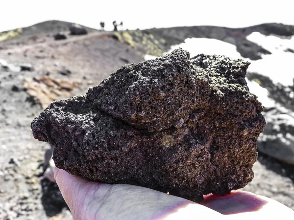 Vulkanisch gesteente in menselijke hand op de vulkaan Etna op Sicilië. — Stockfoto