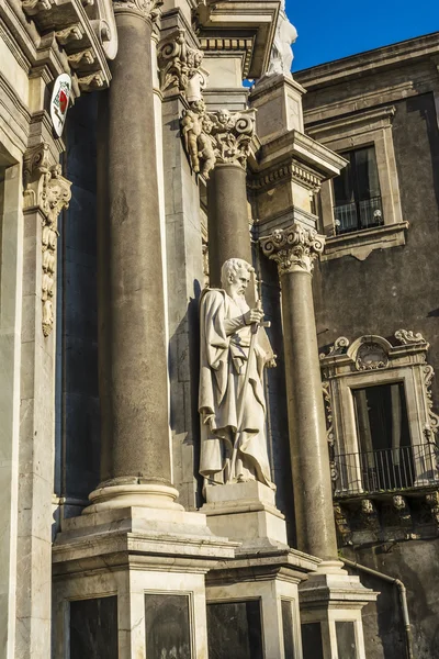 Estatuas de santos de la iglesia catedral de San Pedro. Catania, Sicilia, Italia — Foto de Stock