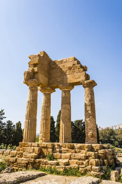 Tempel van Dioscuri - Castor en Pollux - bij vallei van de tempels, Agrigento. — Stockfoto