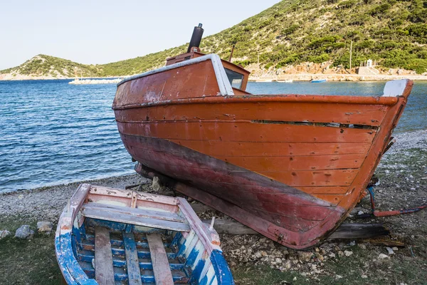 Abandoned Fishing Trawler on beach, Alonissos, Greece — Stock Photo, Image