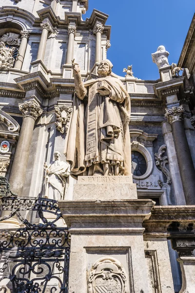 Estatuas de santos de la iglesia catedral de San Pedro. Catania, Sicilia, Italia — Foto de Stock