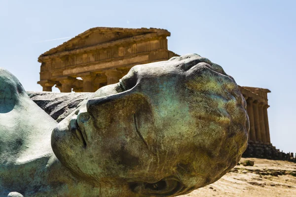 Concordia Tapınağı arkasında bronz Icarus heykel - tapınaklar Vadisi