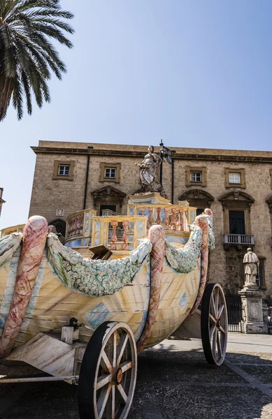 Vagão Santa Rosalie perto da catedral em Palermo, Sicília, Itália — Fotografia de Stock