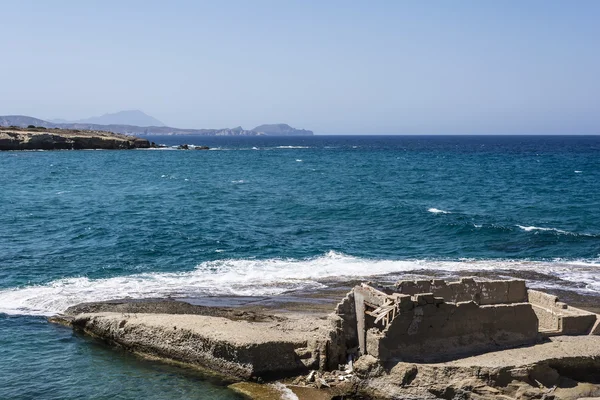 Milos island z widokiem na morze z skał i fale — Zdjęcie stockowe