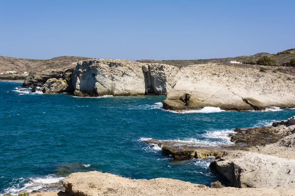 Μήλος, θέα στη θάλασσα, με τους βράχους και κύματα — Φωτογραφία Αρχείου