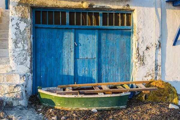 Barco viejo en el pintoresco pueblo pesquero de Klima en la isla de Milos, Grecia —  Fotos de Stock