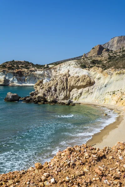 Золотий пляж та узбережжя на грецький острів Мілос — стокове фото