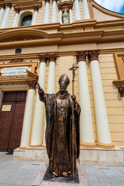 Papa 2. John Paul 'un bronz heykeli, Bulgaristan' ın Filibe kentindeki St. Louis Katedrali 'nin önünde neoklasik mimari ve dini sembolizm yer alıyor..