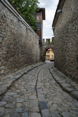Ortaçağ duvarları ve geleneksel evlerle çevrili Filibe 'deki Hisar Kapia olarak bilinen tarihi kaldırım taşı caddesi ve kemerli taş kapı..
