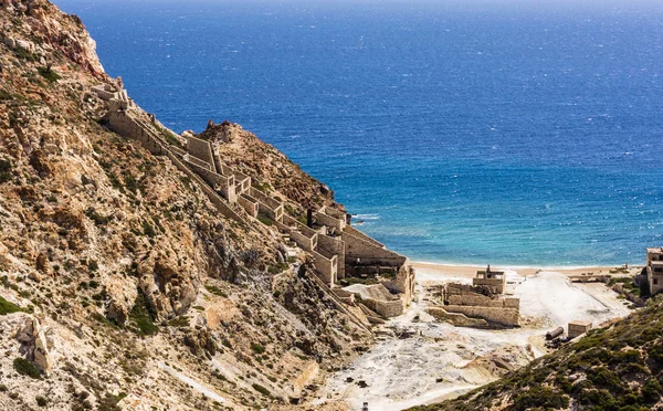 Playa cerca de minas de azufre abandonadas, isla de Milos, Cícladas, Grecia — Foto de Stock