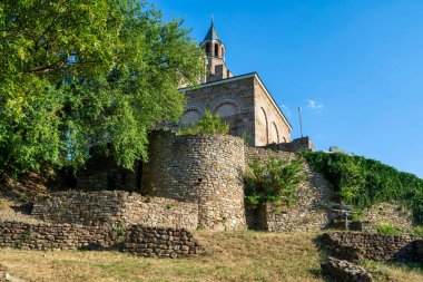 Veliko Tarnovo 'daki Çarevets Tepesi' ndeki eski taş kale duvarlarının üzerinde yükselen tarihi ataerkil katedrali, öğleden sonra güneşinde yıkandı..