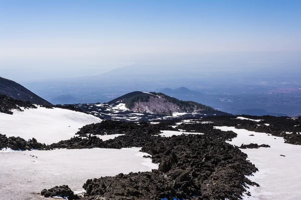 Vulkanen Etna topp med snö och vulkaniska bergarter, Sicilien, Italien — Stockfoto
