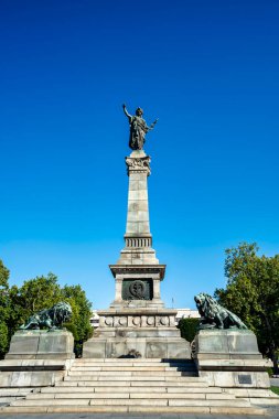 Bulgaristan 'ın Ruse kentindeki Özgürlük Anıtı, iki bronz aslanla çevrili uzun taş bir kaide üzerinde ikonik bir kadın figürü barındırıyor..