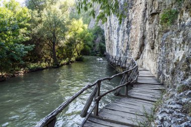 Rustik ahşap kaldırımlar, Rusenski Lom Nehri 'nin yukarısındaki kireçtaşı uçurumlarına inşa edilmiş. Macera turizmi ve İspanya' daki doğal kanyon manzarası sergileniyor..