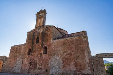 Pylos, Yunanistan 'daki Pylos Kalesi' nde (Niokastro) bulunan Dönüşüm Tarihi Kilisesi. Fotoğraf, kendine özgü kubbeleri, çan kulesi ve yıpranmış dış yüzeyi olan eski taş yapıyı gösteriyor..