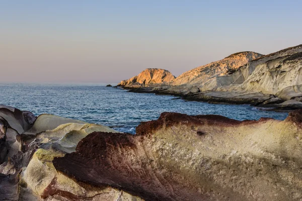 Krajobraz morze wykonane z białego mineralnego formacje na Milos island, Grecja — Zdjęcie stockowe