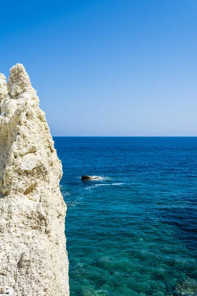 Paisagem marinha feita de formações minerais brancas na ilha de Milos, Grécia — Fotografia de Stock