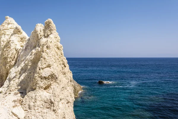 Paisaje marino de formaciones minerales blancas en la isla de Milos, Grecia — Foto de Stock