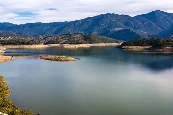 Arka plan olarak bulutlar ve dağ gökyüzü mavi karşı Ladonas yapay göl Yunanistan — Stok fotoğraf