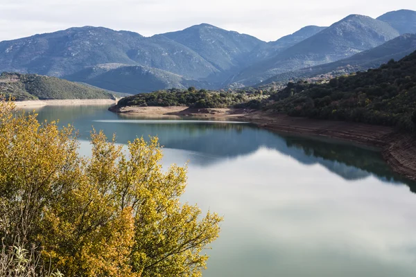 Arka plan olarak bulutlar ve dağ gökyüzü mavi karşı Ladonas yapay göl Yunanistan — Stok fotoğraf