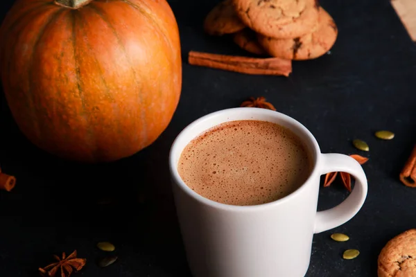 一杯咖啡与牛奶泡沫 橙子南瓜 饼干在黑桌上 秋季酒水的概念 辣拿铁 感恩节 咖啡店菜单 — 图库照片