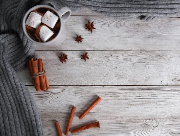 Secangkir Coklat Dengan Marshmallow Rempah Rempah Syal Rajutan Abu Abu Stok Foto Bebas Royalti