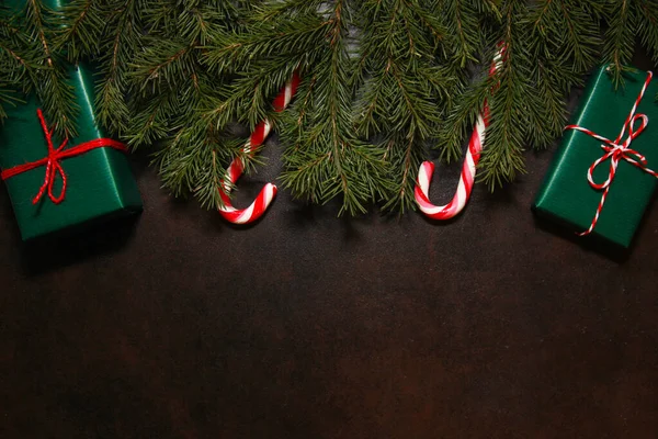 Prezenty Świąteczne Cukierki Gałązki Jodły Granicy Prezentowane Pudełka Papierowe Zielone — Zdjęcie stockowe