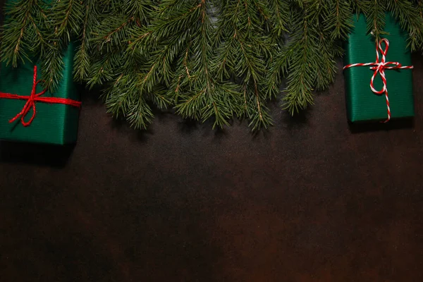 Regalos Navidad Borde Ramas Abeto Cajas Presentes Papel Envoltura Verde — Foto de Stock