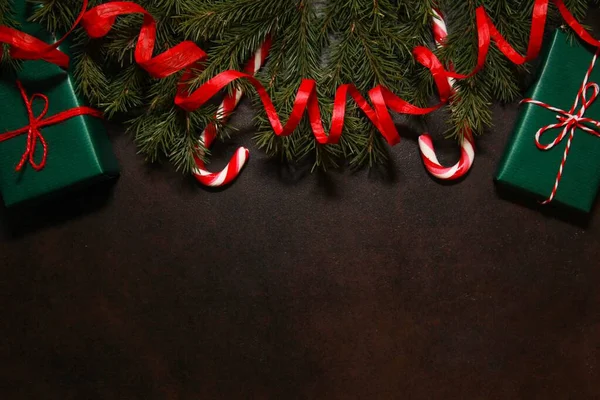 Prezenty Świąteczne Cukierki Serpentyny Gałązki Jodły Granicy Prezentowane Pudełka Papierowe — Zdjęcie stockowe