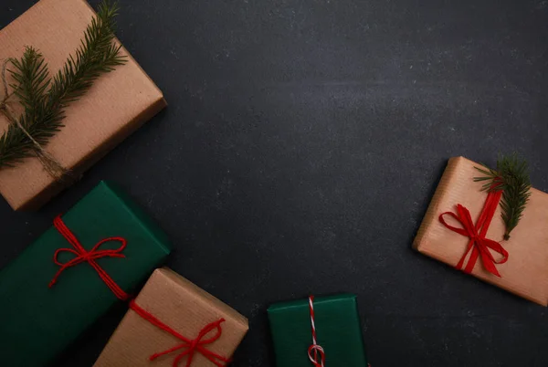 Regalos Navidad Presenta Cajas Papel Artesanal Envoltura Verde Marrón Con — Foto de Stock