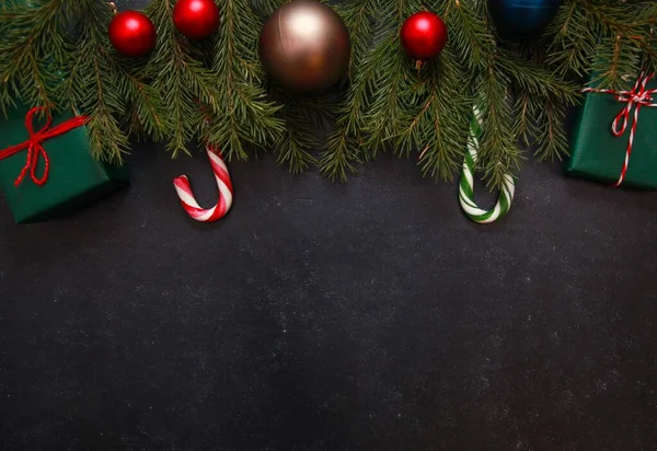 Gałęzie Choinki Zielone Pudełka Bombki Laski Cukierki Święta Bożego Narodzenia — Zdjęcie stockowe