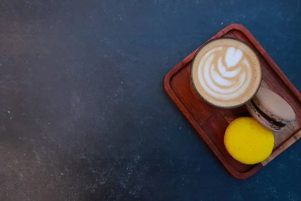 Cangkir Cappuccino Dengan Makanan Penutup Papan Kayu Top View Cangkir — Stok Foto