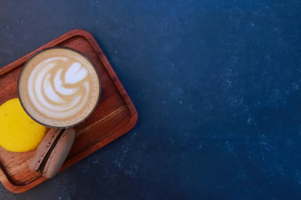 Cangkir Cappuccino Dengan Busa Krim Dan Makanan Penutup Atas Tampilan — Stok Foto