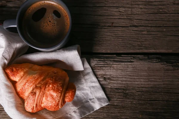 Croissant Segar Dipanggang Serbet Linen Cangkir Kopi Hitam Meja Kayu — Stok Foto