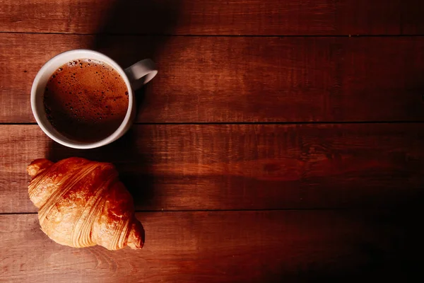 Friss Sült Croissant Bögre Fekete Forró Kávé Barna Asztal Háttér — Stock Fotó
