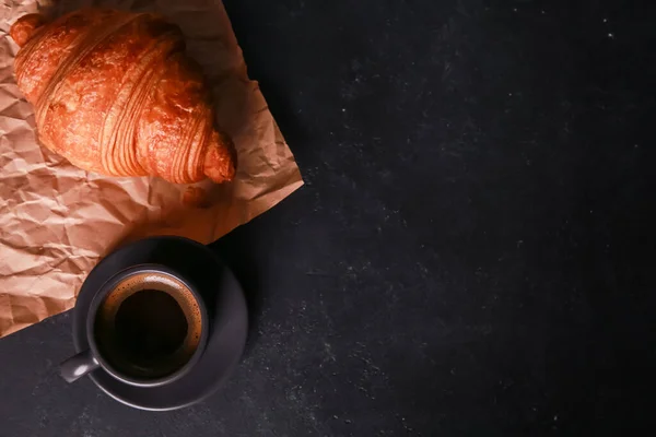 Croissant Segar Dipanggang Atas Kertas Kerajinan Cangkir Ekspresi Atas Meja — Stok Foto