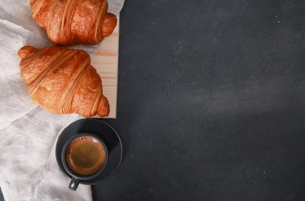 Croissant Segar Dipanggang Serbet Linen Cangkir Hitam Ekspresi Pada Meja — Stok Foto