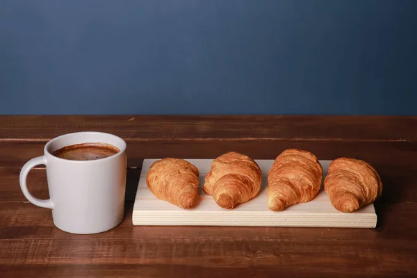 Croissant Segar Dipanggang Papan Potong Cangkir Kopi Hitam Atas Meja — Stok Foto