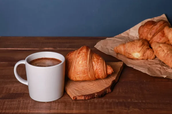 Färska Bakade Croissanter Med Pysselpapper Hackbräda Mugg Svart Kaffe Träbord — Stockfoto