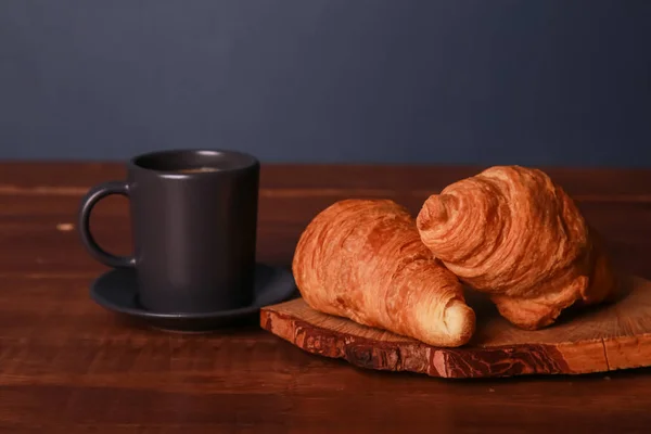 Croissant Panggang Segar Cangkir Kopi Hitam Atas Meja Kayu Cokelat — Stok Foto